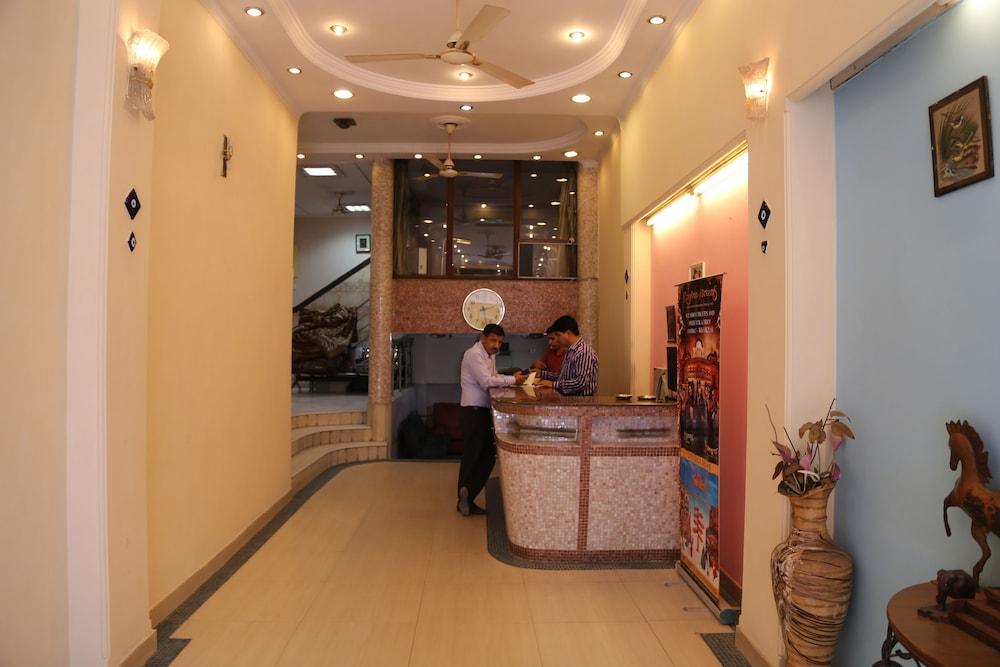 Hotel Pearl Plaza Nuova Delhi Esterno foto