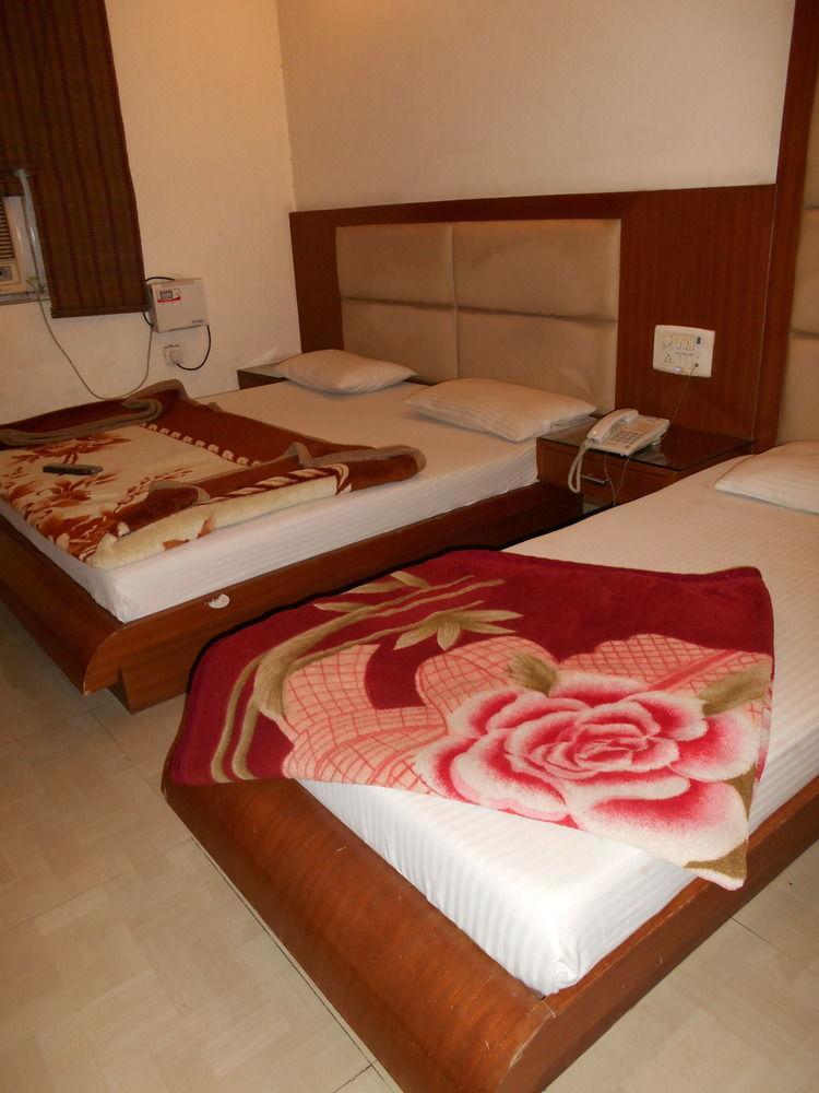 Hotel Pearl Plaza Nuova Delhi Esterno foto
