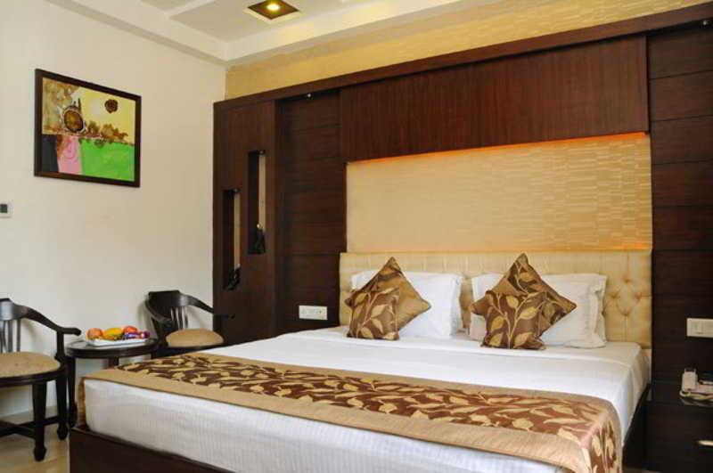 Hotel Pearl Plaza Nuova Delhi Esterno foto